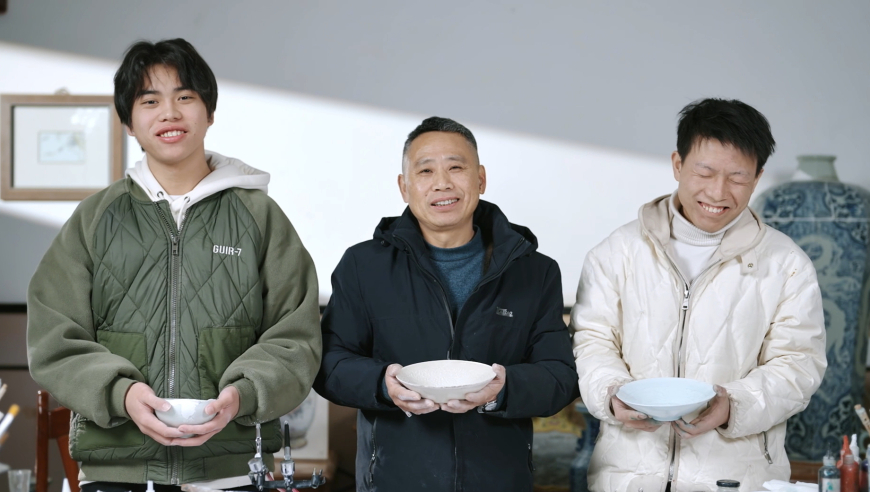 甲亢哥在重庆理发店体验15元快剪,澳门彩六合金牛网,动态词语解释落实_公测版V13.64